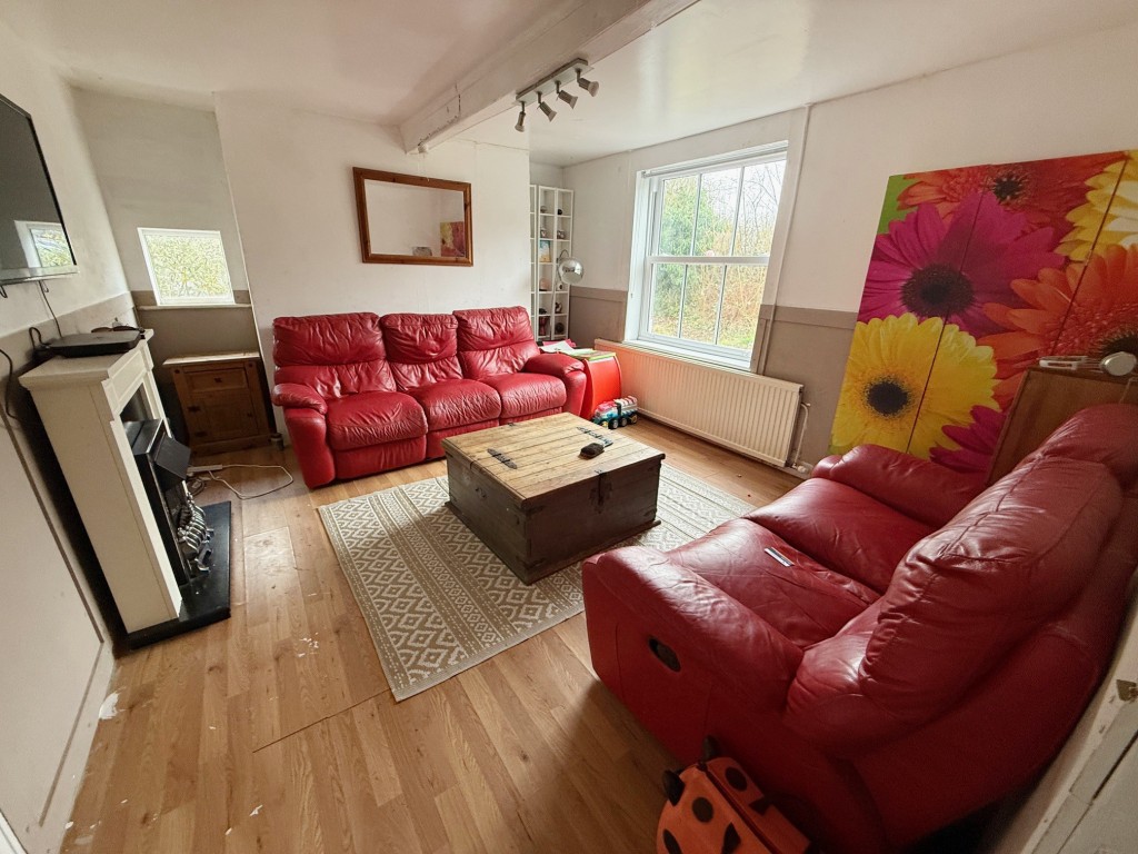 Lot: 86 - HOUSE FOR REPAIR AND IMPROVEMENT - Reception room currently used as living room